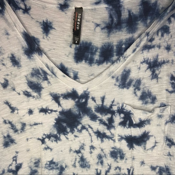 TORRID PREMIUM TIE-DYE POCKET V-NECK TEE - Picture 4 of 6